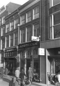 7709 FD002927 De apotheek van Meulemeester op nummer 10 aan de Diezerstraat. Links daarnaast kledingzaak J.C. ...