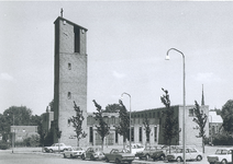 7837 FD009353-01 Middelweg 32: R.K. Michaëlskerk en op de achtergrond de kapel aan de begraafplaats., 1973