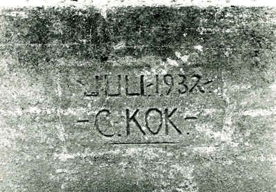 7859 FD009369-1 Milligersteeg: betonnen onderdoorgang waarin de naam C. Kok met jaartal juli 1932., 1992