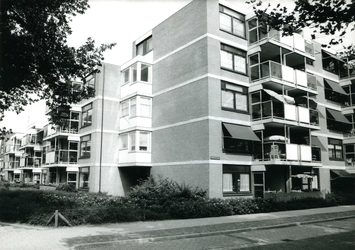7917 FD011251 Menistenstraat 1-107, gezien uit de Philosofenallee., 1986