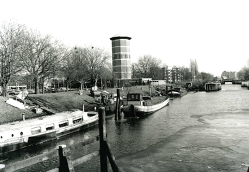 8041 FD013575 Stadsgracht ter hoogte van de Turfmarkt, vanaf de Schoenkuipenbrug. Het water heet ook wel Almelose ...