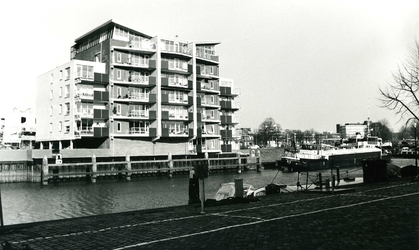 8042 FD013576 Stadsgracht ter hoogte van de Friesewal. Aan de overzijde appartementen aan de Schuttevaerkade. , 1994
