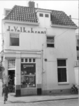 8129 FD000211 Aplein met hoekhuis tabakswinkel aan de Roggenstraat, 1972 Muurreclame opschrift op gevel de Volkskrant ...