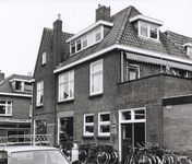 8170 FD000929-01 Woningen en winkels op de hoek van de Begoniastraat met de Assendorperstraat., 00-00-1981