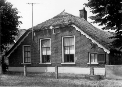 8190 FD000950 Woning met rieten dak aan de Bergkloosterweg in de wijk Berkum Brinkhoek met rechts het zgn. ...