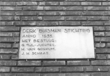 8221 FD001515 Gevelsteen van de Derk Buisman Stichting gelegd door het bestuur in een woning aan de Borneostraat 13 in ...