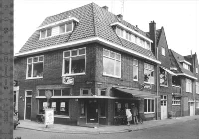 8226 FD001520 Gezicht op de slagerij van Hommes aan de Borneostraat hoek Vechtstraat in de wijk Diezerpoort., 00-00-1986