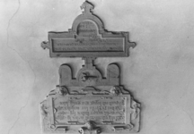 8361 FD005343 Grafsteen in het noorderportaal van de Grote Kerk, beschreven door Bloys van Treslong Prins in zijn ...