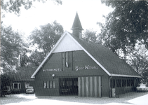 8421 FD007464-01 Kerkepad 3. Vroegere gereformeerde kerk nu in gebruik als autohandel van de gebroeders Willems., 1977