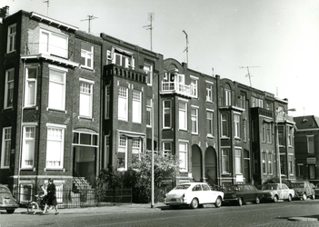 8472 FD010574 Oosterlaan 8-9-10-11-12-13: blok tussen de Venestraat en de Derk Buismanstraat., 1974