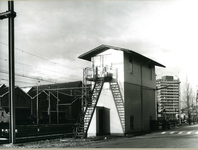 8640 FD013614 Stationsemplacement met seinhuis aan de Westerlaan. Rechts de Veeralleeflat aan de Willemsvaart., 1980