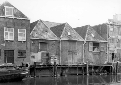 8678 FD014369 Thorbeckegracht 7-5: achterzijde pakhuizen gezien vanaf het water., 1972