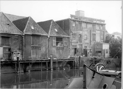 8679 FD014370 Thorbeckegracht 5-3, uit het zuiden: achterzijde pakhuizen gezien vanaf het water., 1972