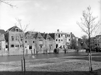 8680 FD014371 Thorbeckegracht 7-5-3, uit het zuiden: achterzijde pakhuizen bij de Diezerpoortenbrug., 1981
