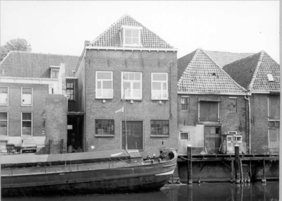 8681 FD014372 Thorbeckegracht 7-5, uit het zuiden: twee van de drie Marsman-pakhuizen, gezien vanaf het water., 1972