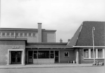 8715 FD014953 Veemarkt: dienstgebouwen bij de achteringang. Links kantoor van S(lagers) V(ak) O(rganisatie)., 1973