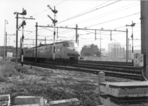 8733 FD000253 Passerende trein, gezien westzijde in de voormalige Assendorperlure naar het noordoosten, richting ...