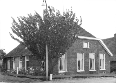 8734 FD000254 Huis aan de voormalige Assendorperlure 15 (in 1973 bewoond door M.L. van Dijk). Nu wijk Hanzeland., 00-00-1975