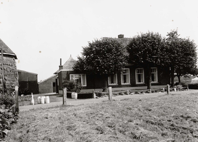 8754 FD000274 Assendorperlure 41 met veel melkbussen en volle hooiberg, 1972 (huis van Derk Sluiter, J. Sluiter en E.H. ...
