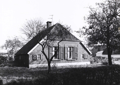 8757 FD000963 Boerderij aan de Bergkloosterweg in de wijk Berkum Brinkhoek., 01-06-1977 - 31-10-1977