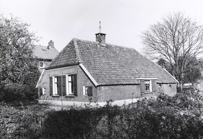 8758 FD000964 Boerderij aan de Bergkloosterweg in de wijk Berkum Brinkhoek., 01-06-1977 - 31-10-1977