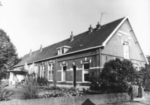 8765 FD000971 De School met den Bijbel uit 1907 aan de Bergkloosterweg in de wijk Berkum Brinkhoek., 01-06-1977 - 31-10-1977