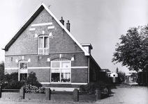 8766 FD000972 De School met den Bijbel uit 1907 aan de Bergkloosterweg in de wijk Berkum Brinkhoek., 01-06-1977 - 31-10-1977