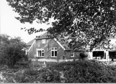 8767 FD000973 Boerderij aan de Bergkloosterweg in de wijk Berkum Brinkhoek., 01-06-1977 - 31-10-1977