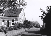 8768 FD000974 De School met den Bijbel uit 1907 aan de Bergkloosterweg in de wijk Berkum Brinkhoek., 01-06-1977 - 31-10-1977