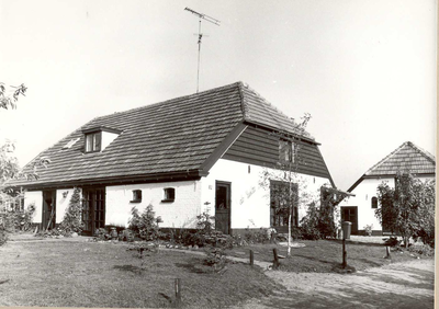 8770 FD000976 Boerderij met stal aan de Bergkloosterweg in de wijk Berkum Brinkhoek., 01-06-1977 - 31-10-1977