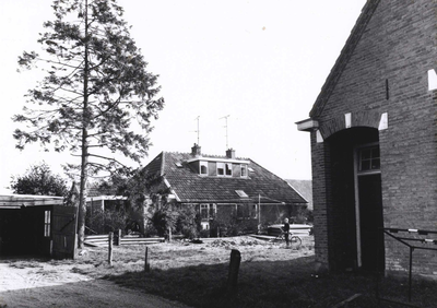 8771 FD000977 Boerderij aan de Bergkloosterweg in de wijk Berkum Brinkhoek., 01-06-1977 - 31-10-1977