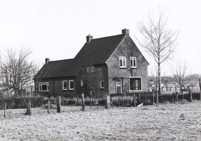 8774 FD000980 Boerderij aan de Bergkloosterweg in de wijk Berkum Brinkhoek., 01-06-1977 - 31-10-1977