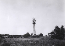 8779 FD000985 TV toren te Berkum in het landschap met rechts een boerderij aan de Bergkloosterweg in de wijk Berkum ...