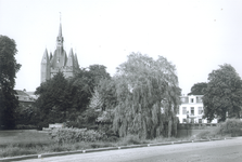 9139 FD012046 Sassenpoort uit het zuidwesten vanaf de Burgemeester van Roijensingel en Sassenpoortenbrug., 1972
