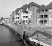 9232 FD014373-02 Thorbeckegracht: flats over het water gezien vanaf de Pletterstraat bij de Diezerpoortenbrug., 1984