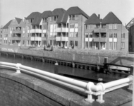 9233 FD014374 Thorbeckegracht: flats over het water gezien vanaf de Pletterstraat, bij de Diezerpoortenbrug., 1984