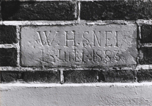 9348 FD001007-02 Gevel van een huis aan de Bergkloosterweg met ingemetselde steen met opschrift W.H. Snel 18 juli 1883 ...