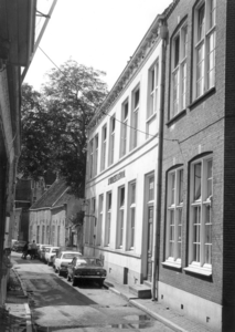 9494 FD004154 Goudsteeg gezien vanaf de Wijnbeekschool (rechts) naar de Koestraat. Daarnaast het Langhuis., 00-00-1972