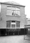 9504 FD004164 Goudsteeg binnenplaats bij de Wijnbeekschool in 1972. met fietsenstalling, 00-00-1972