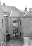 9507 FD004166 Goudsteeg binnenplaats van de Wijnbeekschool in 1972. Gezicht op fietsenstalling. Links zijgevel van oude ...