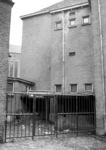 9508 FD004167 Goudsteeg binnenplaats van de Wijnbeekschool in 1972. Gezicht op een stevig hek., 00-00-1972