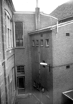 9509 FD004168 Goudsteeg binnenplaats van de Wijnbeekschool in 1972. Gezicht op de achterdeur., 00-00-1972
