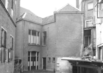9510 FD004169 Goudsteeg binnenplaats van de Wijnbeekschool in 1972. Gezicht op de achterdeur., 00-00-1972