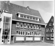 9862 FD015024 Veemarkt 24: hotel de Unie en links hotel Derboven., 1973