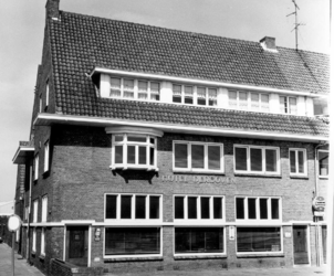 9864 FD015026 Veemarkt 26: hotel Derboven. Links de Grote Baan., 1973