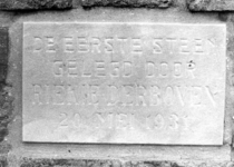 9865 FD015027 Veemarkt 26: De eerste steen van hotel Derboven, op 20 mei 1931 gelegd door Riekie Derboven., 1978