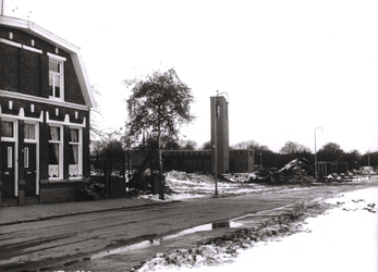 9919 FD001021 Gezicht op woningen aan de Berkumstraat richting de Bisschop Willebrandlaan met de toren van de nieuwe RK ...