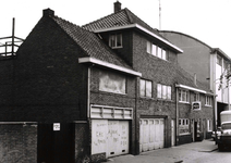 9934 FD001033 De voormalige zuivelfabriek aan de Berkumstraat met daarnaast een tabakswinkel in de wijk Diezerpoort., ...