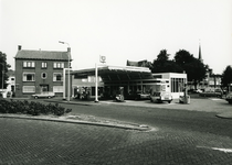 9959 FD001621 Brink gezien naar het Blekerswegje met BP-benzinepomp. Rechts de toren van de Oosterkerk., 1986-00-00