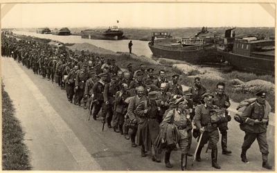 24493 FD004842_0045 Fotoalbum met opnamen van oorlogsschade in Nederland, met onder andere beelden van Zwolle, 1940 - 1945